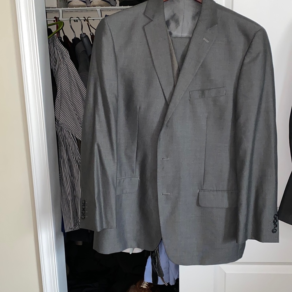 A gray 3-piece suite